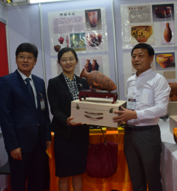 中國(guó)駐泰國(guó)大使館參贊煅煉女士親臨展會(huì)現(xiàn)場(chǎng)，并收藏了劉新安制作的彩陶代表作《小口尖底瓶》